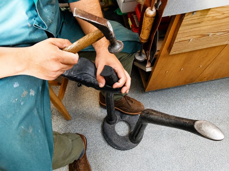 Fachgerechte Schuhreparatur in der Werkstatt von Orthopädie Pammer in Seiersberg und Graz