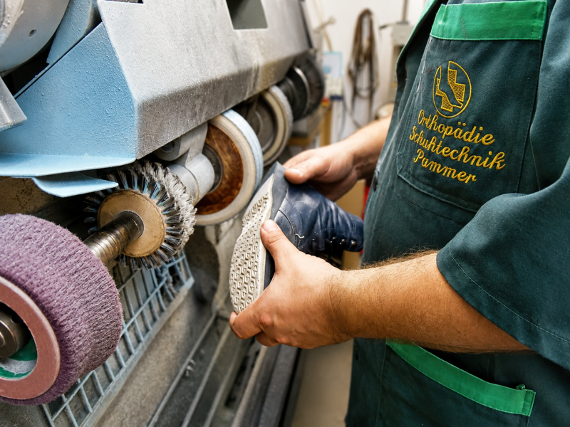 Orthopädische Schuhzurichtung in der Werkstatt von Orthopädie Pammer