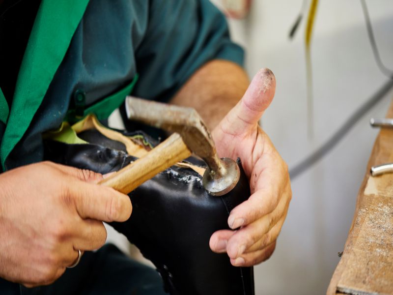 Handarbeit_Schuh zwicken