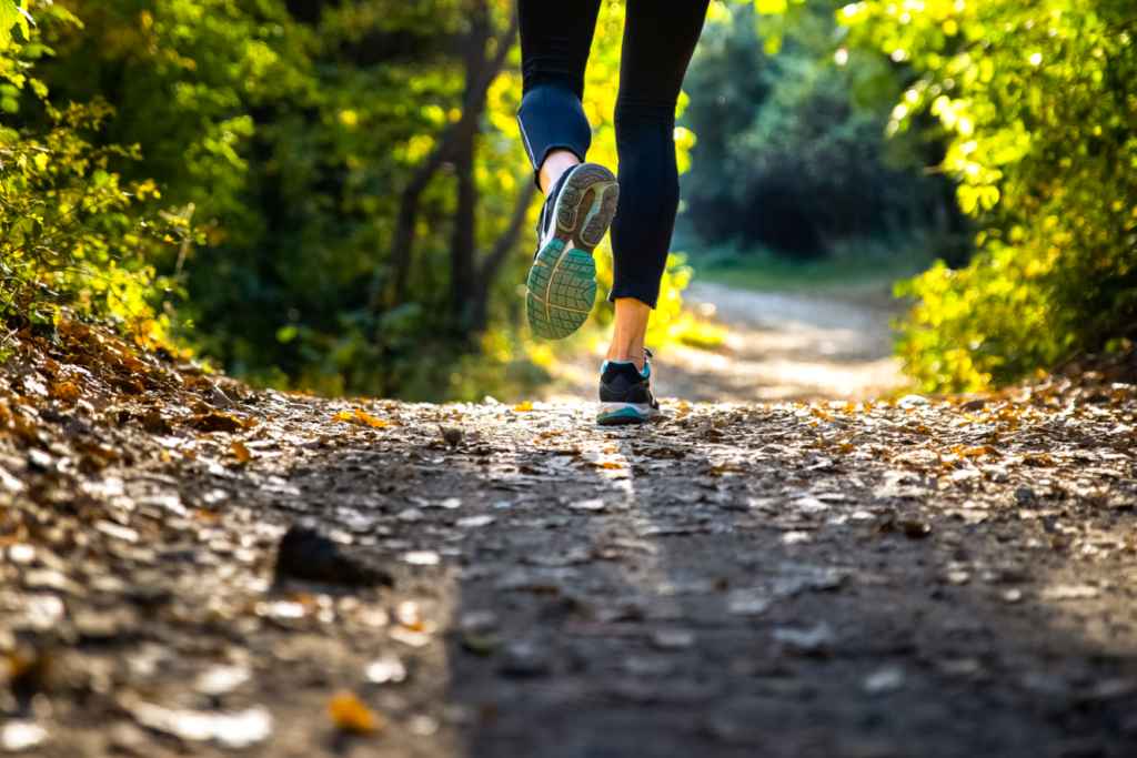 Läufer auf einem Waldweg – Sporteinlagen für mehr Komfort und Stabilität beim Sport